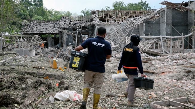 Tim loboratorium dan Forensik (LABFOR) Polda Jatim melakukan penyelidikan penyebab ledakan di Desa Karangbendo Kecamatan Ponggok, Blitar, Jawa Timur, Senin (20/2/2023). [ANTARA FOTO/Irfan Anshori/].