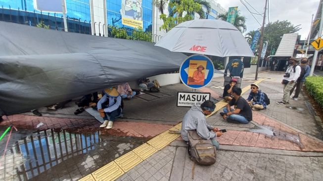 Warga Desa Pakel, Banyuwangi menggelar aksi mogok makan di depan Gedung Kementerian ATR/BPN, Jakarta Selatan, Senin (20/2/2023). [Suara.com/Yaumal]