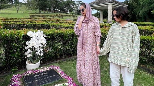 7 Potret Haru BCL Ziarah ke Makam Mendiang Ashraf Sinclar, Mengenang Tiga Tahun Kepergian Suami Tercinta