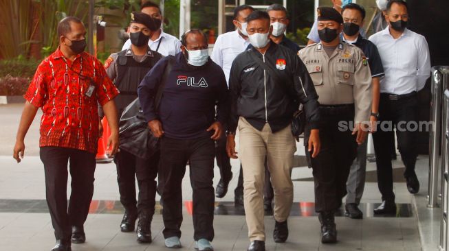 Tersangka kasus dugaan suap dan gratifikasi di Kabupaten Mamberamo Tengah, Papua, Ricky Ham Pagawak (tengah) tiba untuk menjalani pemeriksaan di Gedung Merah Putih KPK, Jakarta Selatan, Senin (20/2/2023). [Suara.com/Alfian Winanto]