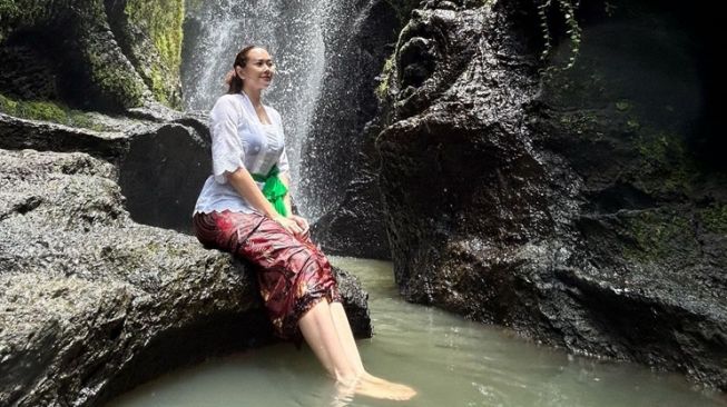 Potret Aura Kasih Melukat di Bali (Instagram/@aurakasih)