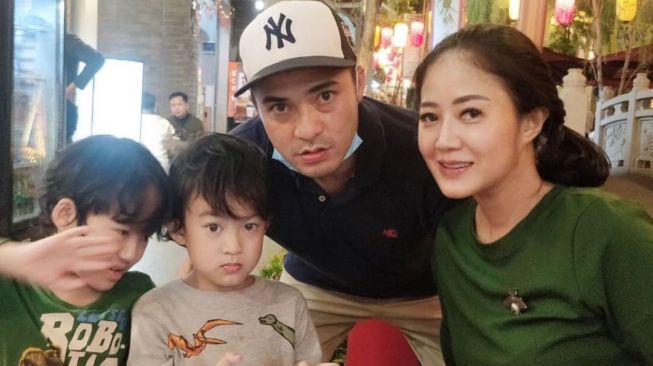 Intan AFI bersama suami, Donny Trisnadi dan dua anaknya. [Instagram]