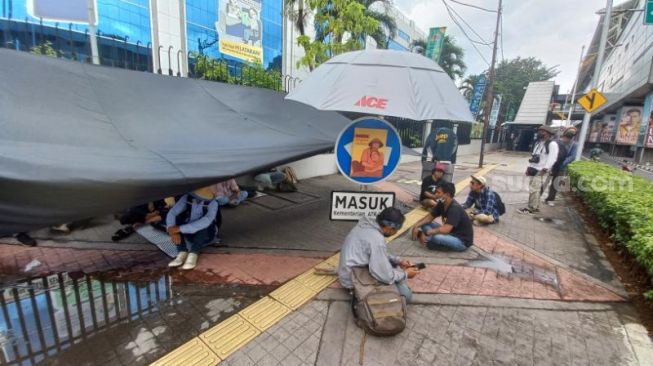 Warga Pakel saat menggelar aksi mogok makan di kantor Kementerian ATR/BPN Jakarta. (Suara.com/Yaumal)