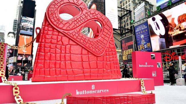 Instalasi Tas Raksasa Buttonscarves Hadir di Tengah Times Square, New York