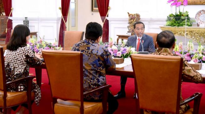 Presiden Joko Widodo atau Jokowi menerima kunjungan pengurus baru Persatuan Sepak Bola Seluruh Indonesia (PSSI) di Istana Merdeka, Jakarta, Senin (20/2/2023). [Foto: Muchlis Jr - Biro Pers Sekretariat Presiden]