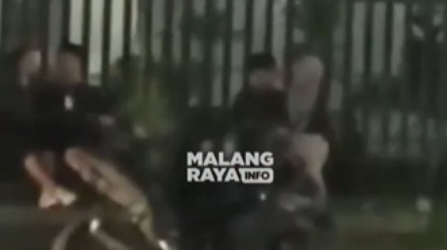 Lagi Pasangan Muda Mudi Tepergok Mesum Di Bangku Jalan Ijen Malang 