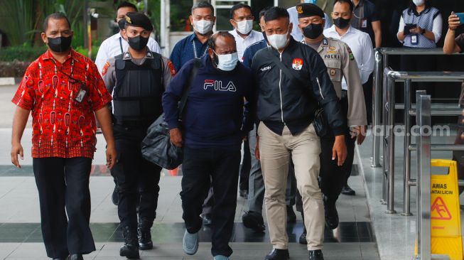 Sempat Buron, Bupati Mamberamo Tengah Ricky Ham Pagawak Tiba Di Gedung KPK