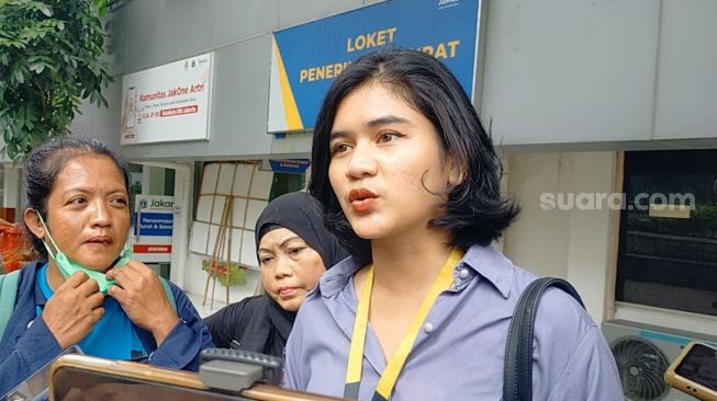 Pengacara Lembaga Bantuan Hukum (LBH), Jihan Fauziah Hamdi, yang mendampingi warga. (Suara.com/Fakhri Fuadi)