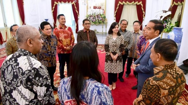 Presiden Joko Widodo atau Jokowi menerima kunjungan pengurus baru Persatuan Sepak Bola Seluruh Indonesia (PSSI) di Istana Merdeka, Jakarta, Senin (20/2/2023). [Foto: Muchlis Jr - Biro Pers Sekretariat Presiden]