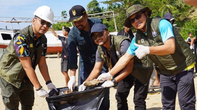 PT GKP Bersama Warga Bersihkan Pantai Nambo Jaya