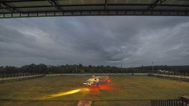 Helikopter AW189 milik Polri bersiap sebelum diberangkatkan untuk mengevakuasi korban kecelakaan heli yang ditumpangi Kapolda Jambi di Kerinci dari Stadion Merangin, Jambi, Selasa (21/2/2023).[ANTARA FOTO/Wahdi Septiawan].