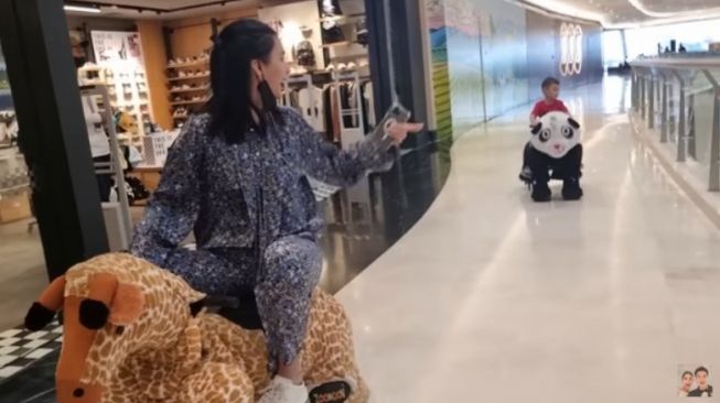 Momen Paula Verhoeven Prank Tinggalkan Anak di Mall (YouTube/ Baim Paula)