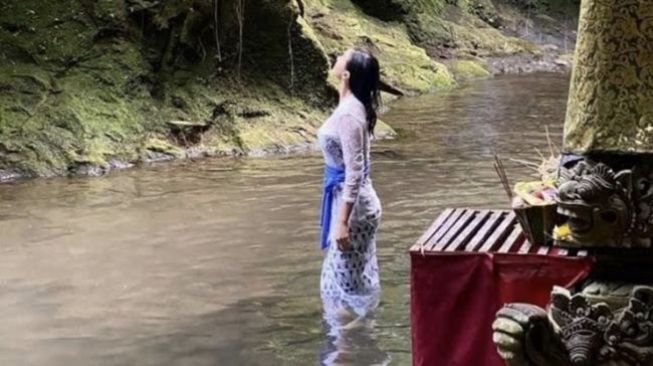 Artis Jalani Ritual Melukat (Instagram/@anyageraldine) 