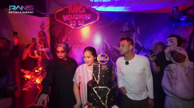 6 Momen Raffi Ahmad dan Nagita Slavina Buka Kado Ultah, Hadiah Dari Suami Bikin Gigi Menangis