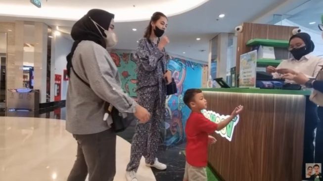 Momen Paula Verhoeven Prank Tinggalkan Anak di Mall (YouTube/ Baim Paula)