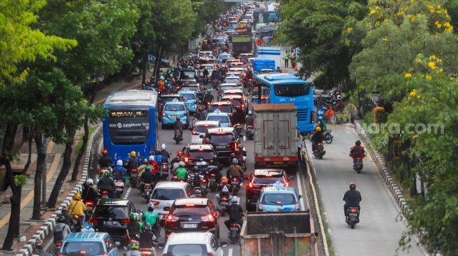 Kendaraan memadati ruas jalan Gatot Subroto, Jakarta, Selasa (21/2/2023). [Suara.com/Alfian Winanto]