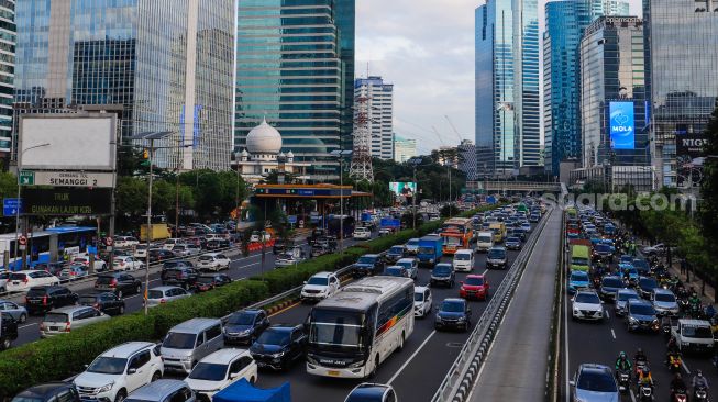 Kendaraan memadati ruas jalan Gatot Subroto, Jakarta, Selasa (21/2/2023). [Suara.com/Alfian Winanto]