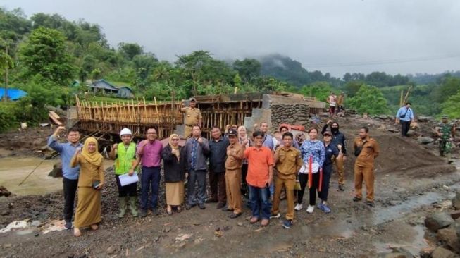 Tim Satgasus Polri bersama PT. SMI dan Pemda Kab Gowa, mengawasi pembangunan jembatan sungai boong, Desa Buakkan, Kec. Bungaya, Kab Gowa, Propinsi Sulsel. Selasa (21/2/2023). [Dok. Istimewa]