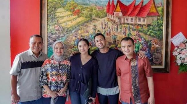 Raffi Ahmad and Nagita Slavina attended the opening of the Padang Siang Malam restaurant, Kemang, Jakarta, recently.  (documentation of Padang Day and Night Restaurant)