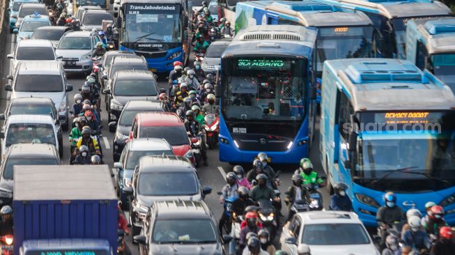 Kendaraan memadati ruas jalan Gatot Subroto, Jakarta, Selasa (21/2/2023). [Suara.com/Alfian Winanto]