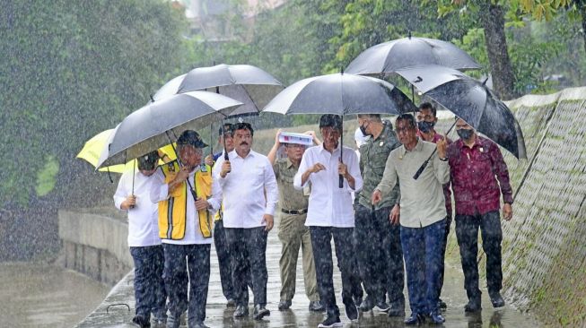 Presiden Joko Widodo atau Jokowi besama PJ Gubernur Jakarta Heru Budi Hartono dan Menteri PUPR Basuki Hadimuljono meninjau lokasi normalisasi Kali Ciliwung di Cikoko, Jakarta, Selasa (21/2/2023). [Foto: Muchlis Jr - Biro Pers Sekretariat Presiden]