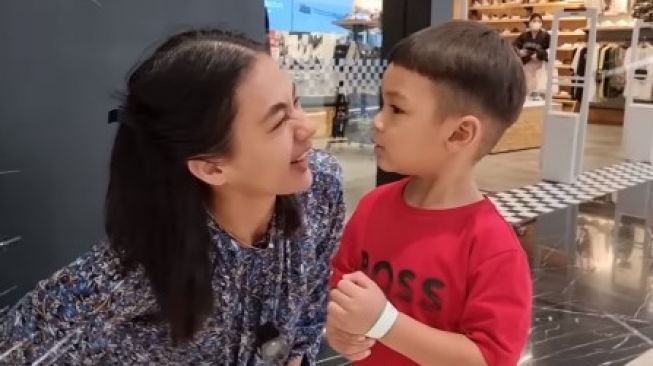 Kembali Kena Hujat, Ini 10 Momen Paula Verhoeven Prank Tinggalkan Kiano di Mal