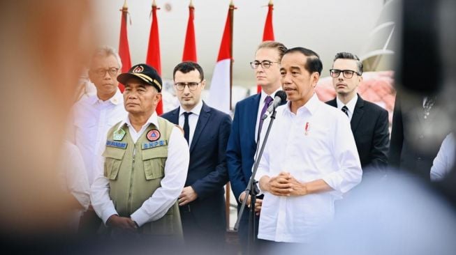 Presiden Joko Widodo atau Jokowi dan Menko PMK Muhadjir Effendy saat meninjau bantuan untuk korban gempa Turki dan Suriah di Pangkalan TNI AU Halim Perdanakusuma, Jakarta Timur, Selasa (21/2/2023). [Foto: Laily Rachev - Biro Pers Sekretariat Presiden]