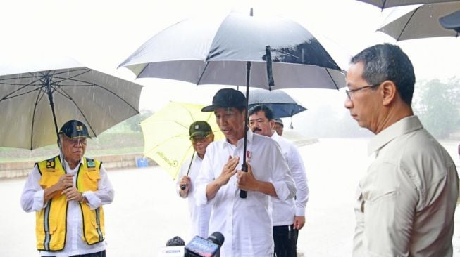 Presiden Joko Widodo atau Jokowi besama PJ Gubernur Jakarta Heru Budi Hartono dan Menteri PUPR Basuki Hadimuljono meninjau lokasi normalisasi Kali Ciliwung di Cikoko, Jakarta, Selasa (21/2/2023). [Foto: Muchlis Jr - Biro Pers Sekretariat Presiden]