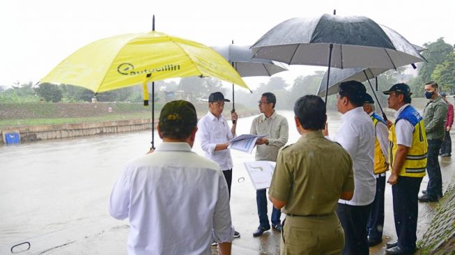 Presiden Joko Widodo atau Jokowi besama PJ Gubernur Jakarta Heru Budi Hartono dan Menteri PUPR Basuki Hadimuljono meninjau lokasi normalisasi Kali Ciliwung di Cikoko, Jakarta, Selasa (21/2/2023). [Foto: Muchlis Jr - Biro Pers Sekretariat Presiden]