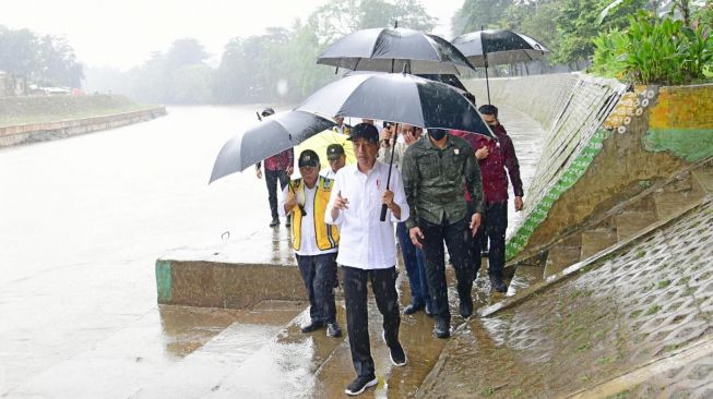 Presiden Joko Widodo atau Jokowi besama PJ Gubernur Jakarta Heru Budi Hartono dan Menteri PUPR Basuki Hadimuljono meninjau lokasi normalisasi Kali Ciliwung di Cikoko, Jakarta, Selasa (21/2/2023). [Foto: Muchlis Jr - Biro Pers Sekretariat Presiden]