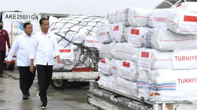 Presiden Joko Widodo atau Jokowi didampingi Menhan Prabowo Subianto meninjau bantuan untuk korban gempa Turki dan Suriah di Pangkalan TNI AU Halim Perdanakusuma, Jakarta Timur, Selasa (21/2/2023). [Foto: Kris - Biro Pers Sekretariat Presiden]