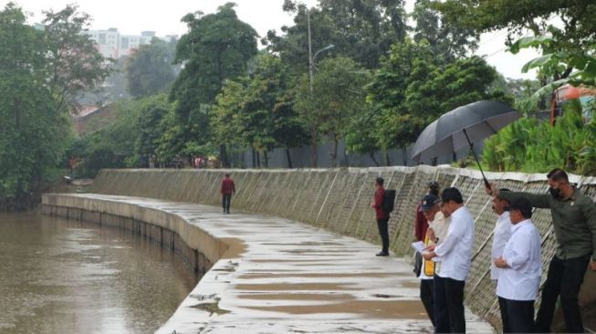 Presiden Jokowi saat meninjau normalisasi Kali Ciliwung di Jakarta, Selasa (21/2/2023). (ANTARA/Rangga Pandu Asmara Jingga)