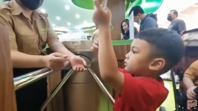 Momen Paula Verhoeven Prank Tinggalkan Anak di Mall (YouTube/ Baim Paula)