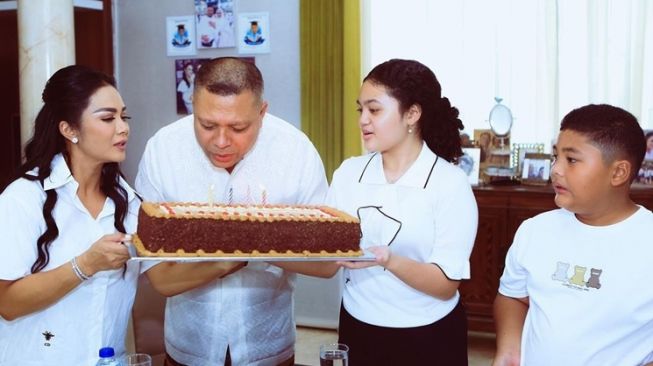 Momen Ultah Raul Lemos ke-53 (Instagram/@krisdayantilemos)