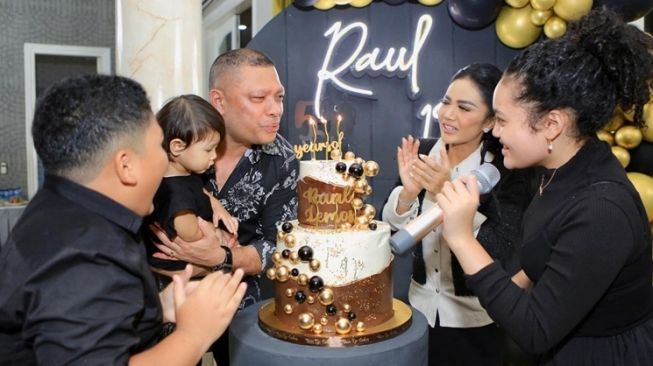 Momen Ultah Raul Lemos ke-53 (Instagram/@krisdayantilemos)