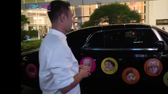 Momen Raffi Ahmad dan Nagita Slavina Buka Kado Ultah(YouTube/Rans Entertainment) 