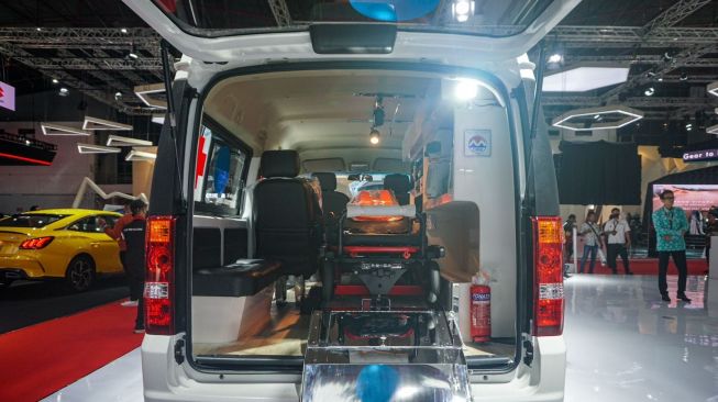 Ambulans berbasis mobil listrik DFSK Gelora E di IIMS 2023. (Foto: DFSK)