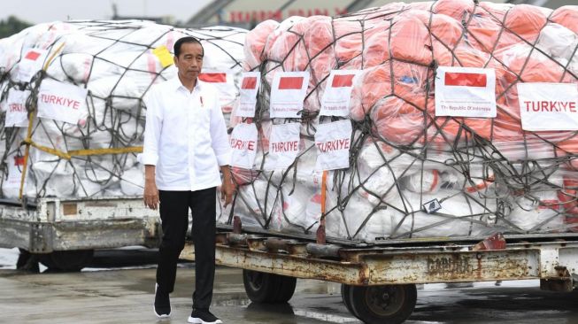 Presiden Joko Widodo atau Jokowi meninjau bantuan untuk korban gempa Turki dan Suriah di Pangkalan TNI AU Halim Perdanakusuma, Jakarta Timur, Selasa (21/2/2023). [Foto: Kris - Biro Pers Sekretariat Presiden]