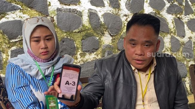 Istri Daus Mini, Shelvie Hana Wijaya bersama kuasa hukumnya di Pengadilan Agama Depok, Jawa Barat, Selasa (21/2/2023). [Suara.com/Adiyoga Priyambodo]