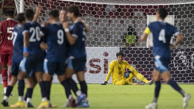 Kiper Timnas U-20 Indonesia Daffa Fasya Sumawijaya menyaksikan selebrasi pemain timnas U-20 Guatemala usai kebobolan pada laga uji coba di Stadion Utama Gelora Bung Karno (SUGBK), Senayan, Jakarta, Selasa (21/2/2023). Timnas U-20 Indonesia kalah 0-1 dari Guatemala. ANTARA FOTO/Wahyu Putro A/nym. 