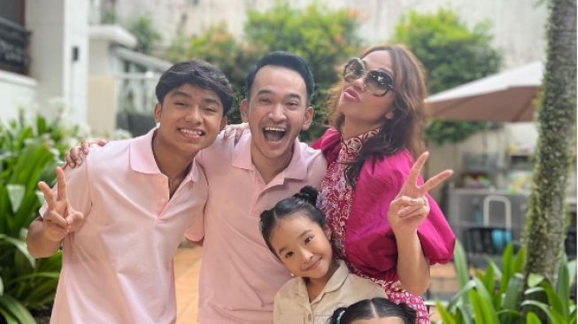 Fakta Anak Daus Mini Hasil Adopsi! Ini 4 Artis Lain yang Juga Adopsi Anak