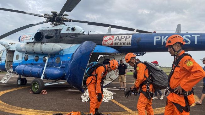 Personel Basarnas Jambi melakukan persiapan evakuasi korban helikopter milik Polairud Polda Jambi dengan nomor P-3001 Bell 412 dengan rute Jambi-Kerinci mendarat darurat di Hutan Desa Tamiai, Kecamatan Batang Merangin, Kabupaten Kerinci, Provinsi Jambi, Minggu (19/2). [Humas Basarnas Jambi-Luthfi]