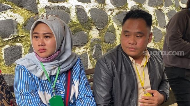 Istri Daus Mini, Shelvie Hana Wijaya bersama kuasa hukumnya di Pengadilan Agama Depok, Jawa Barat, Selasa (21/2/2023). [Suara.com/Adiyoga Priyambodo]