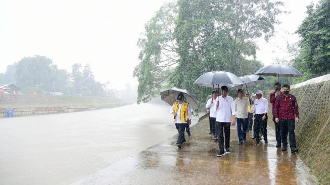 Presiden Joko Widodo atau Jokowi besama PJ Gubernur Jakarta Heru Budi Hartono dan Menteri PUPR Basuki Hadimuljono meninjau lokasi normalisasi Kali Ciliwung di Cikoko, Jakarta, Selasa (21/2/2023). [Foto: Muchlis Jr - Biro Pers Sekretariat Presiden]