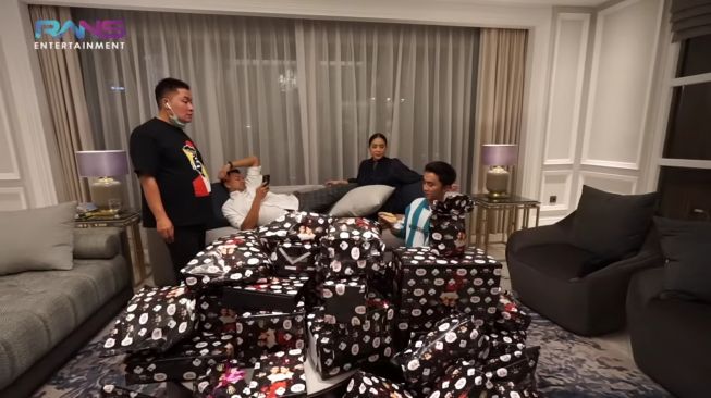 Momen Raffi Ahmad dan Nagita Slavina Buka Kado Ultah(YouTube/Rans Entertainment) 