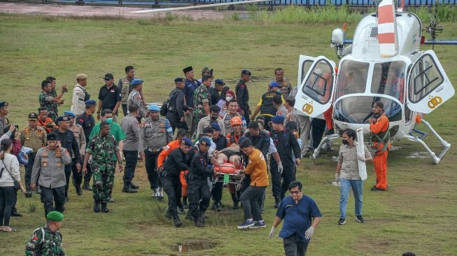 Petugas mengevakuasi ADC Kapolda Jambi Briptu Aditya menggunakan tandu setibanya di Stadion Merangin, Jambi, Selasa (21/2/2023). Hingga Selasa sore, tim gabungan TNI, Polri dan Basarnas berhasil mengevakuasi empat korban kecelakaan helikopter melalui udara, yakni Co Pilot AKP Amos, ADC Kapolda Jambi Briptu Aditya, Dirreskrimum Polda Jambi Kombes Pol Andri Ananta, dan Dirpolairud Kombes Pol Michael Mumbunan. ANTARA FOTO/Wahdi Septiawan/nym.