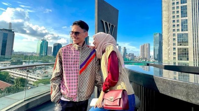 Potret Bahagia Beni Mulyana dan Istri (Instagram/benimulyanasopian)