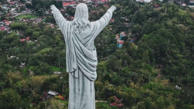 Ganjar Pranowo dan Gibran Rakabuming Adu Strategi Berebut Suara Pendeta di Toraja