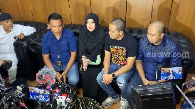 Ressa Herlambang dan korban penipuan, Cleopatra di Polres Metro Jakarta Utara, Rabu (22/2/2023) [Suara.com/Adiyoga Priyambodo]