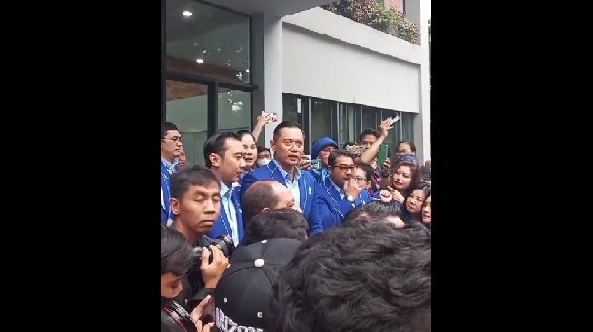 Ketua Umum Partai Demokrat Agus Harimurti Yudhoyono (AHY) sedang menanti kehadiran Ketua Umum Partai NasDem Surya Paloh di Kantor DPP Demokrat, Jakarta Pusat, Rabu (22/2/2023). (tangkap layar live Facebook Suara)